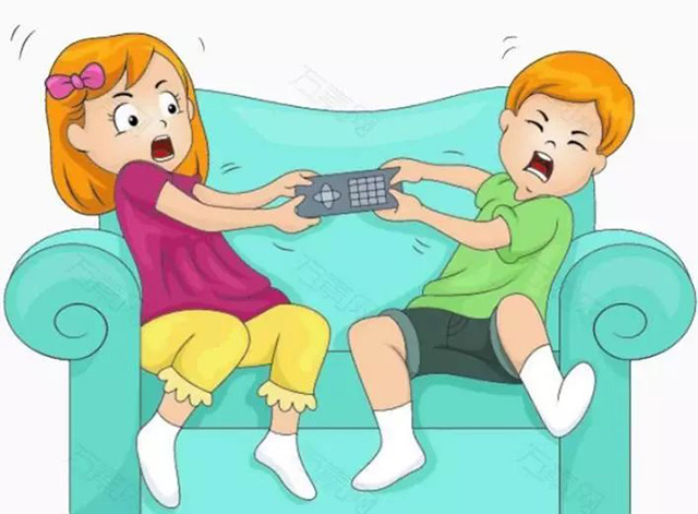 过年在家看电视，和弟弟抢？仄