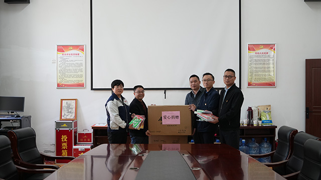 尊龙中国科技党支部及其他党员们为福利院儿童进行爱心捐赠